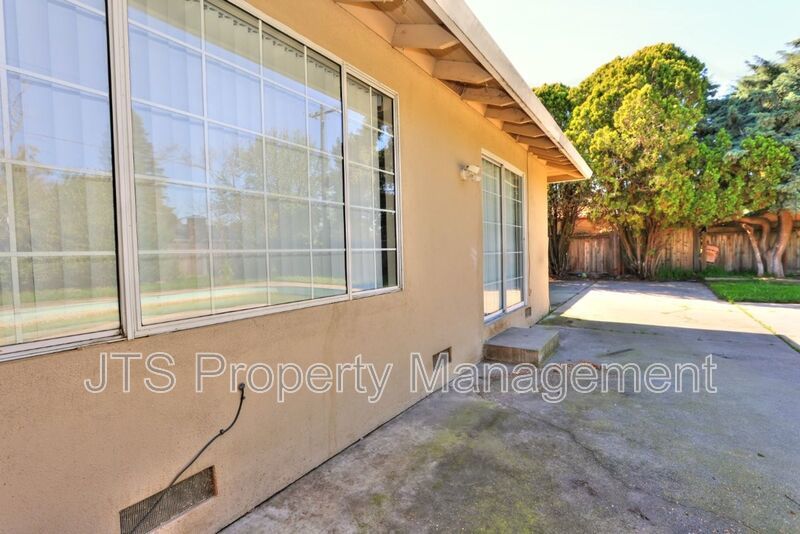 Beautiful Ranch Style 1 Level S. Land Park Drive Home with a Pool! property image