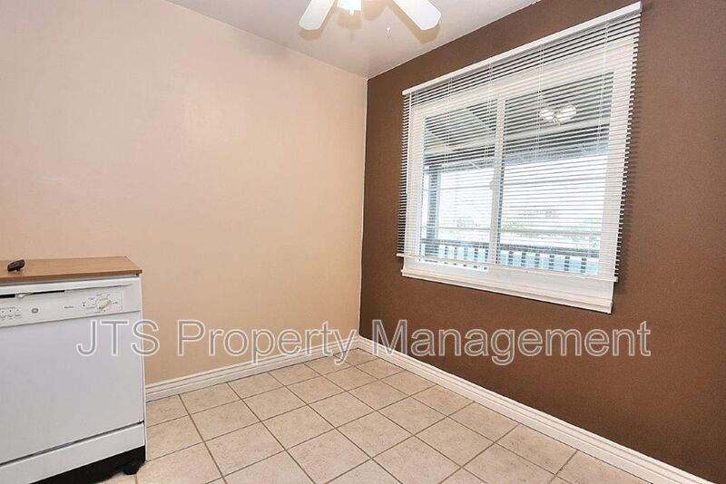 Spacious 2 Bedroom Upper Level Unit Across from the UC Davis Medical Center! property image