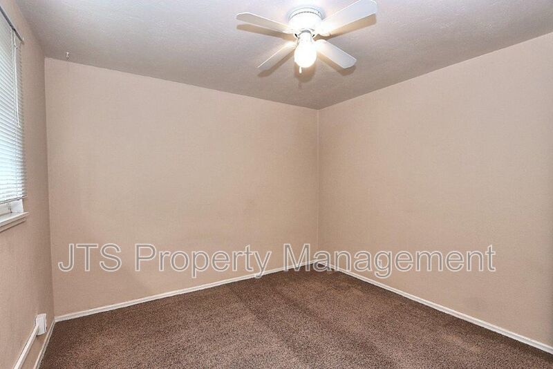 Spacious 2 Bedroom Upper Level Unit Across from the UC Davis Medical Center! property image