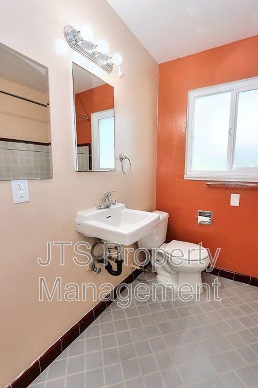 Spacious 2 Bedroom Upper Level Unit Across from the UC Davis Medical Center! property image