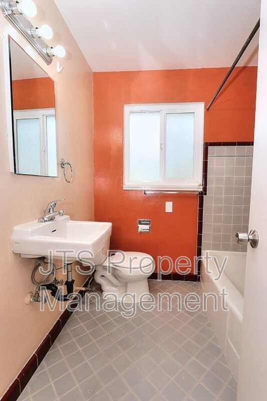 Spacious 2 Bedroom Upper Level Unit Across from the UC Davis Medical Center! property image