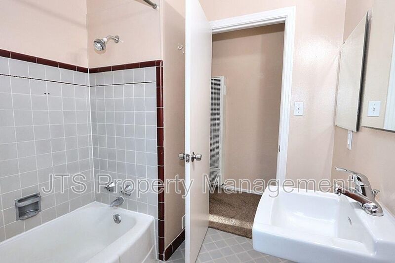 Spacious 2 Bedroom Upper Level Unit Across from the UC Davis Medical Center! property image