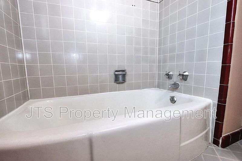 Spacious 2 Bedroom Upper Level Unit Across from the UC Davis Medical Center! property image