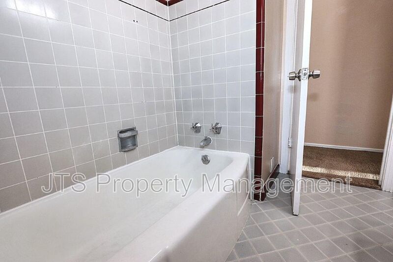 Spacious 2 Bedroom Upper Level Unit Across from the UC Davis Medical Center! property image