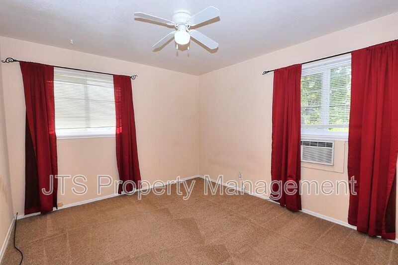 Spacious 2 Bedroom Upper Level Unit Across from the UC Davis Medical Center! property image