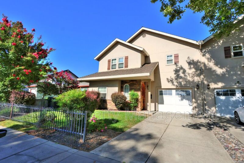 Gorgeous 3 bedroom + Den, Curtis Park Home Available! property image