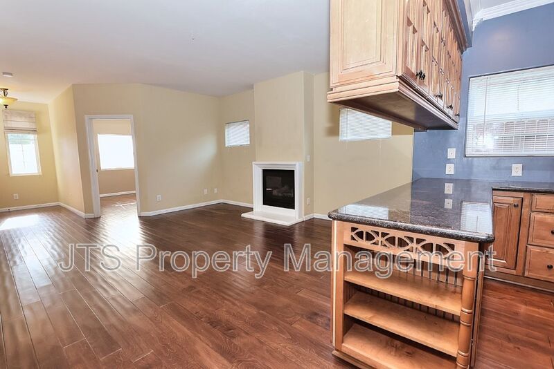 Gorgeous 3 bedroom + Den, Curtis Park Home Available! property image