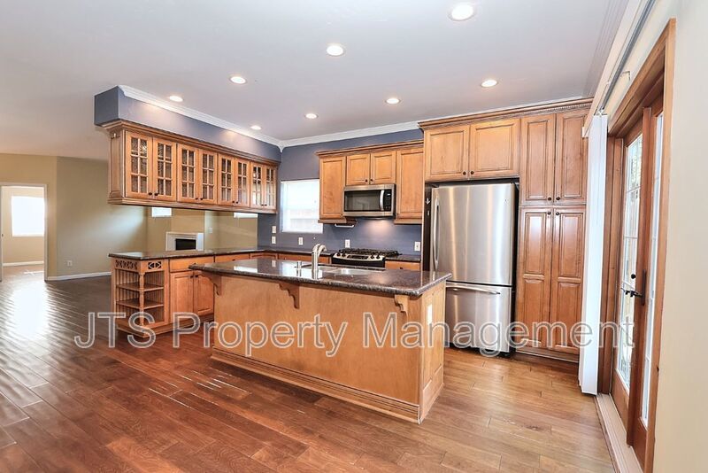 Gorgeous 3 bedroom + Den, Curtis Park Home Available! property image