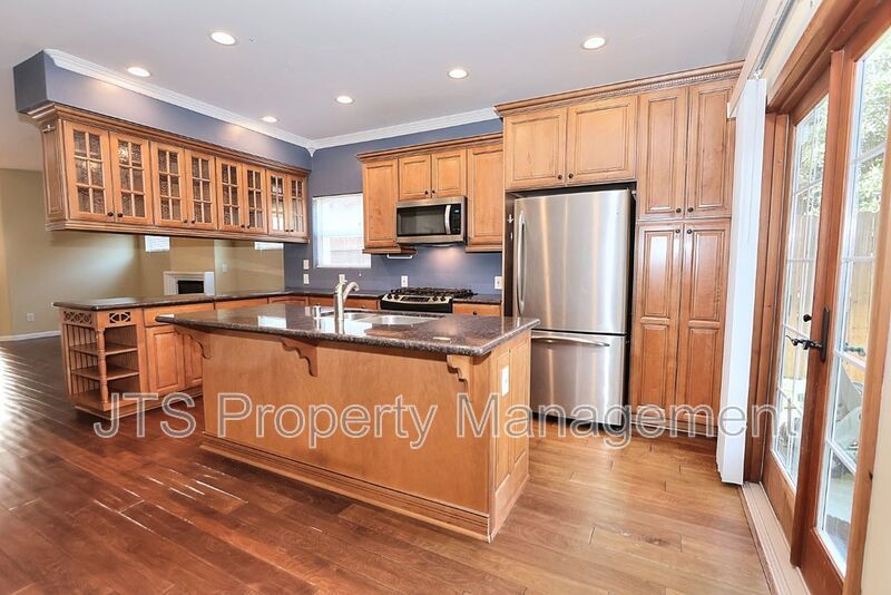 Gorgeous 3 bedroom + Den, Curtis Park Home Available! property image