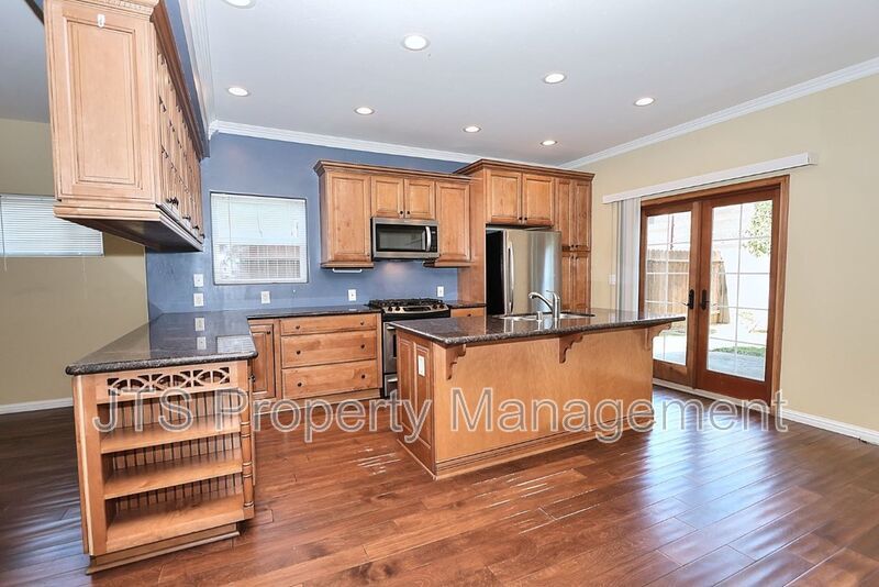 Gorgeous 3 bedroom + Den, Curtis Park Home Available! property image