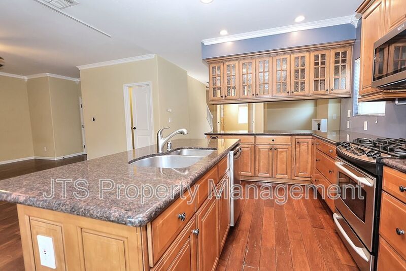 Gorgeous 3 bedroom + Den, Curtis Park Home Available! property image