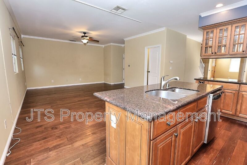 Gorgeous 3 bedroom + Den, Curtis Park Home Available! property image