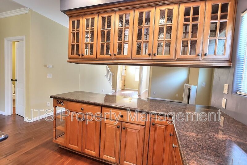 Gorgeous 3 bedroom + Den, Curtis Park Home Available! property image