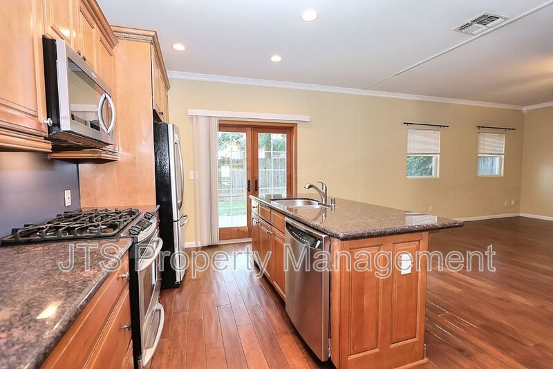 Gorgeous 3 bedroom + Den, Curtis Park Home Available! property image