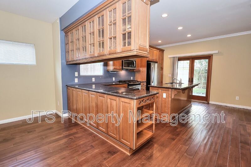 Gorgeous 3 bedroom + Den, Curtis Park Home Available! property image
