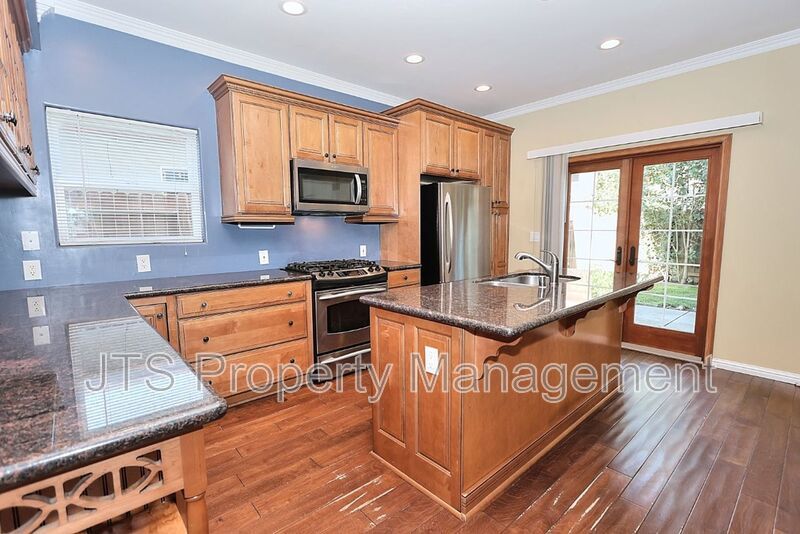 Gorgeous 3 bedroom + Den, Curtis Park Home Available! property image