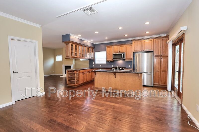 Gorgeous 3 bedroom + Den, Curtis Park Home Available! property image