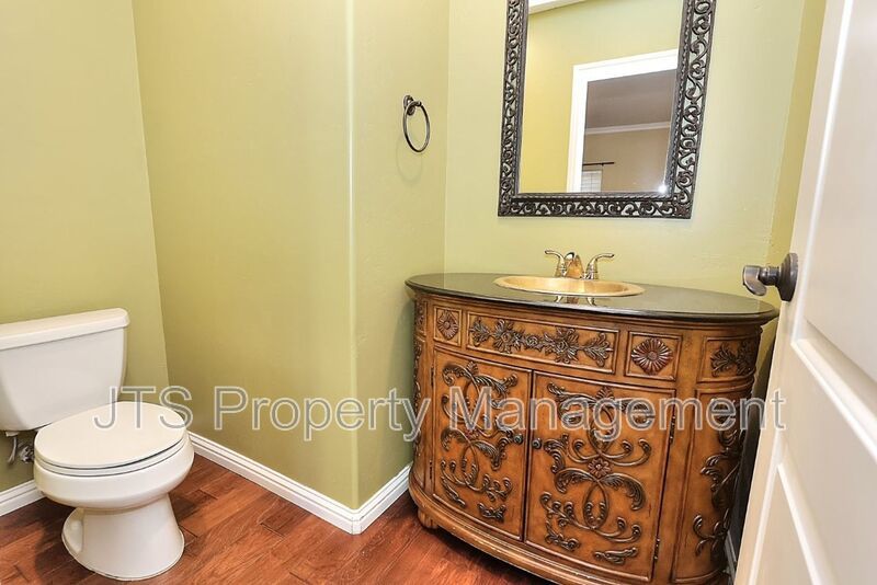 Gorgeous 3 bedroom + Den, Curtis Park Home Available! property image