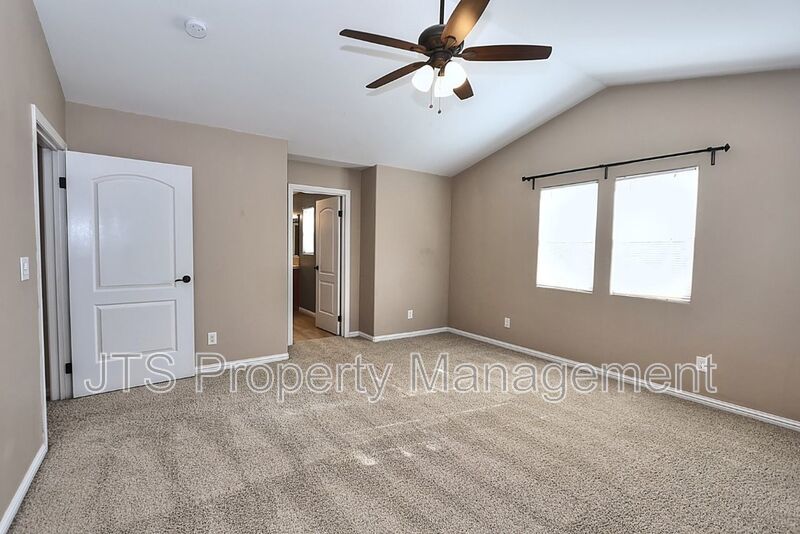 Gorgeous 3 bedroom + Den, Curtis Park Home Available! property image