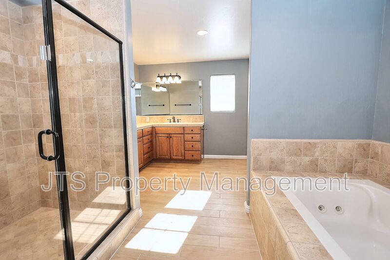 Gorgeous 3 bedroom + Den, Curtis Park Home Available! property image