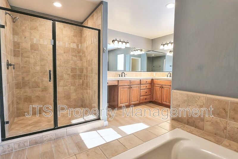 Gorgeous 3 bedroom + Den, Curtis Park Home Available! property image