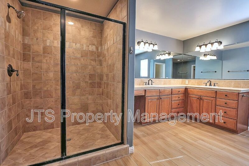 Gorgeous 3 bedroom + Den, Curtis Park Home Available! property image