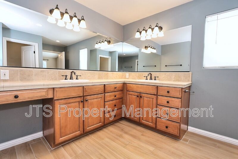 Gorgeous 3 bedroom + Den, Curtis Park Home Available! property image