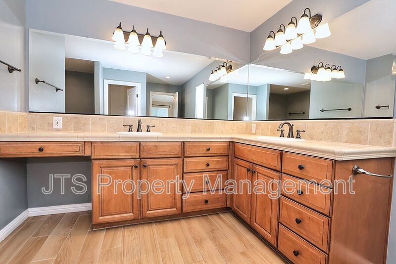 Gorgeous 3 bedroom + Den, Curtis Park Home Available! property image