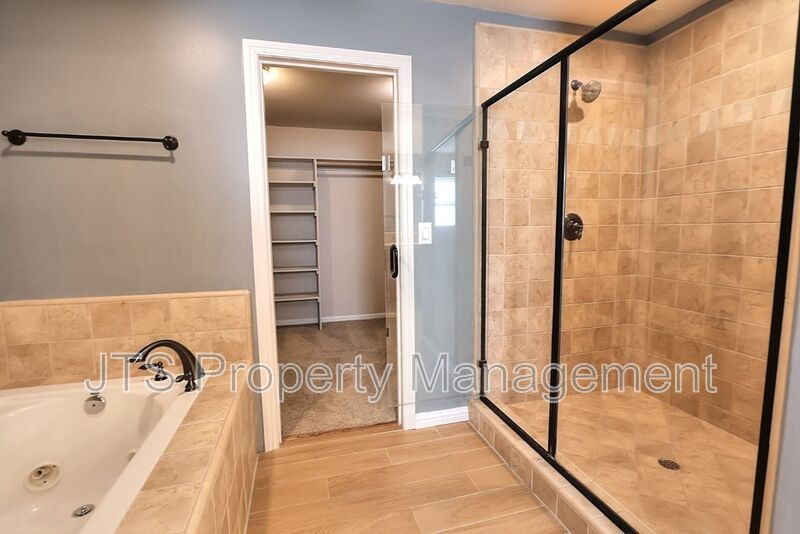 Gorgeous 3 bedroom + Den, Curtis Park Home Available! property image