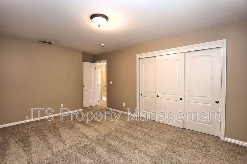 Gorgeous 3 bedroom + Den, Curtis Park Home Available! property image