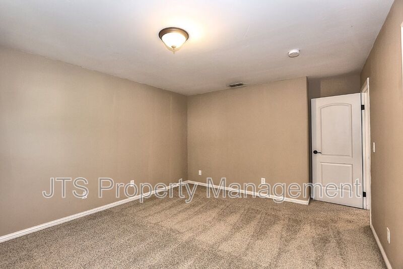 Gorgeous 3 bedroom + Den, Curtis Park Home Available! property image