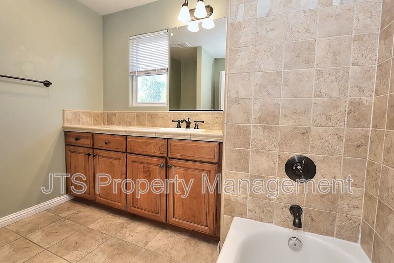 Gorgeous 3 bedroom + Den, Curtis Park Home Available! property image