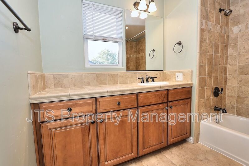 Gorgeous 3 bedroom + Den, Curtis Park Home Available! property image