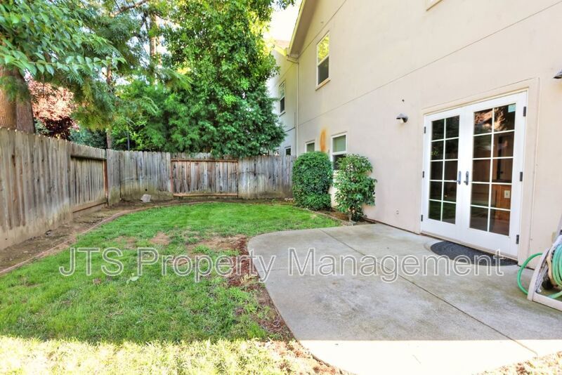 Gorgeous 3 bedroom + Den, Curtis Park Home Available! property image