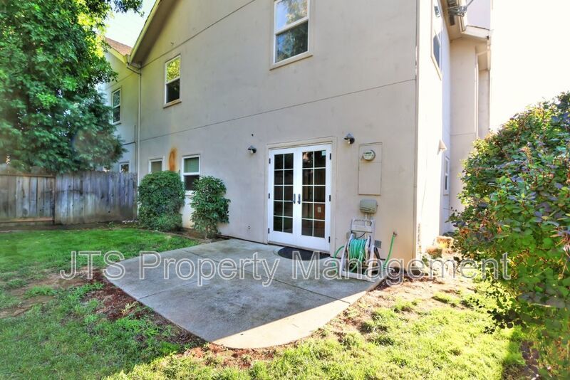 Gorgeous 3 bedroom + Den, Curtis Park Home Available! property image